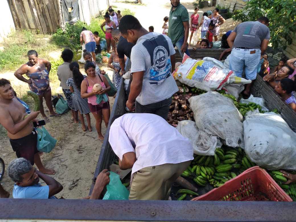 Camacã: Secretaria de Agricultura anuncia a chegada de água para 2 Assentamentos e faz entrega de alimentos para famílias